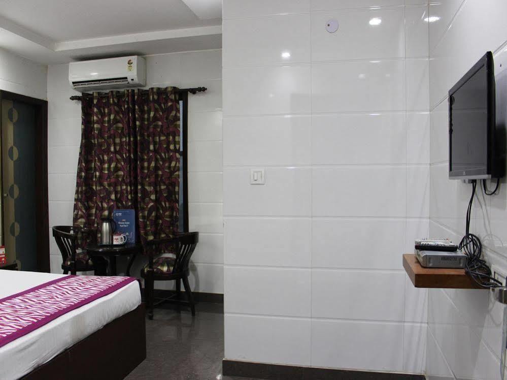Oyo 2705 Hotel Preet Palace Нью-Дели Экстерьер фото