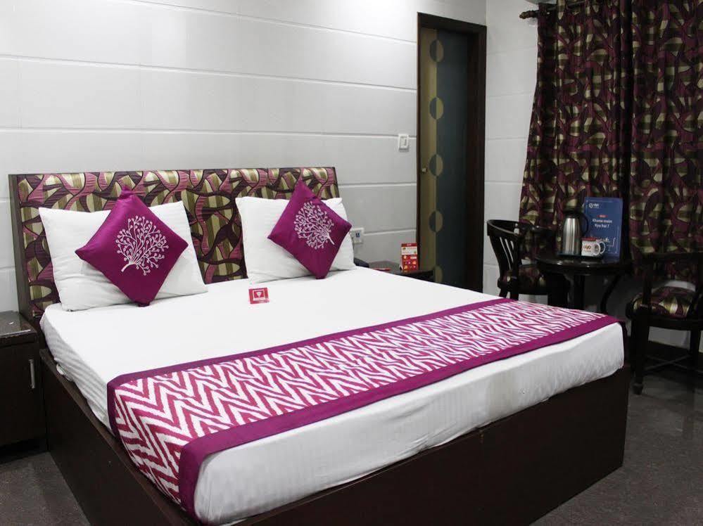 Oyo 2705 Hotel Preet Palace Нью-Дели Экстерьер фото