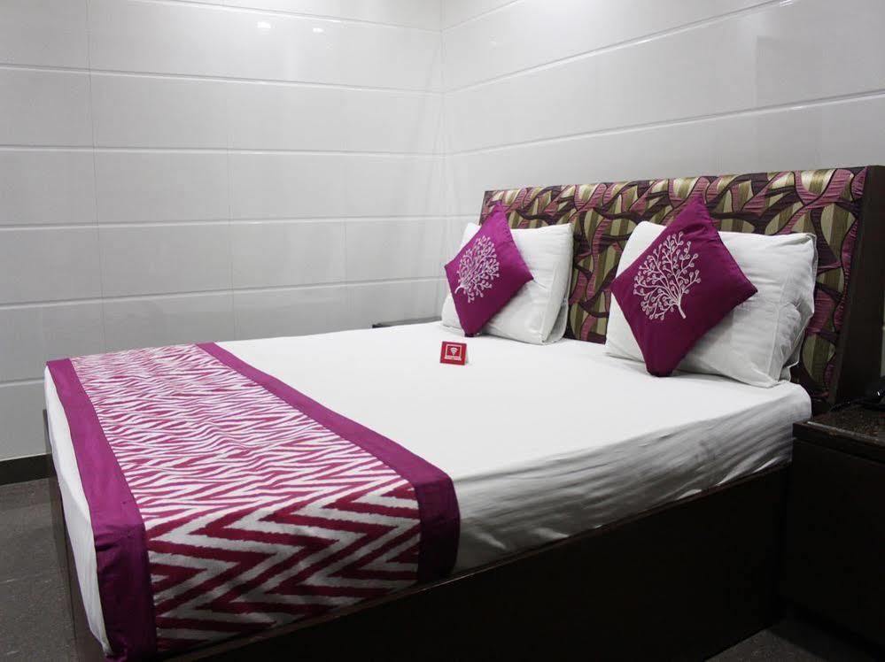 Oyo 2705 Hotel Preet Palace Нью-Дели Экстерьер фото