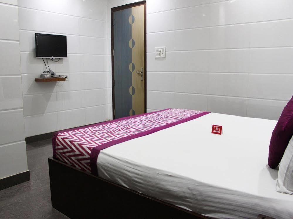 Oyo 2705 Hotel Preet Palace Нью-Дели Экстерьер фото