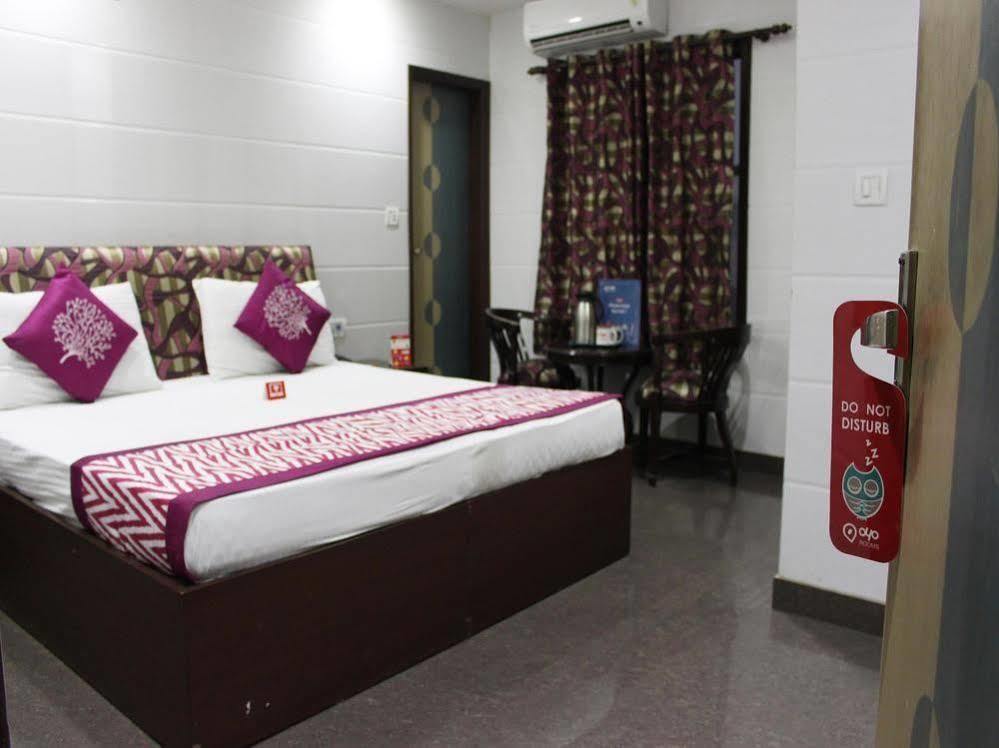 Oyo 2705 Hotel Preet Palace Нью-Дели Экстерьер фото