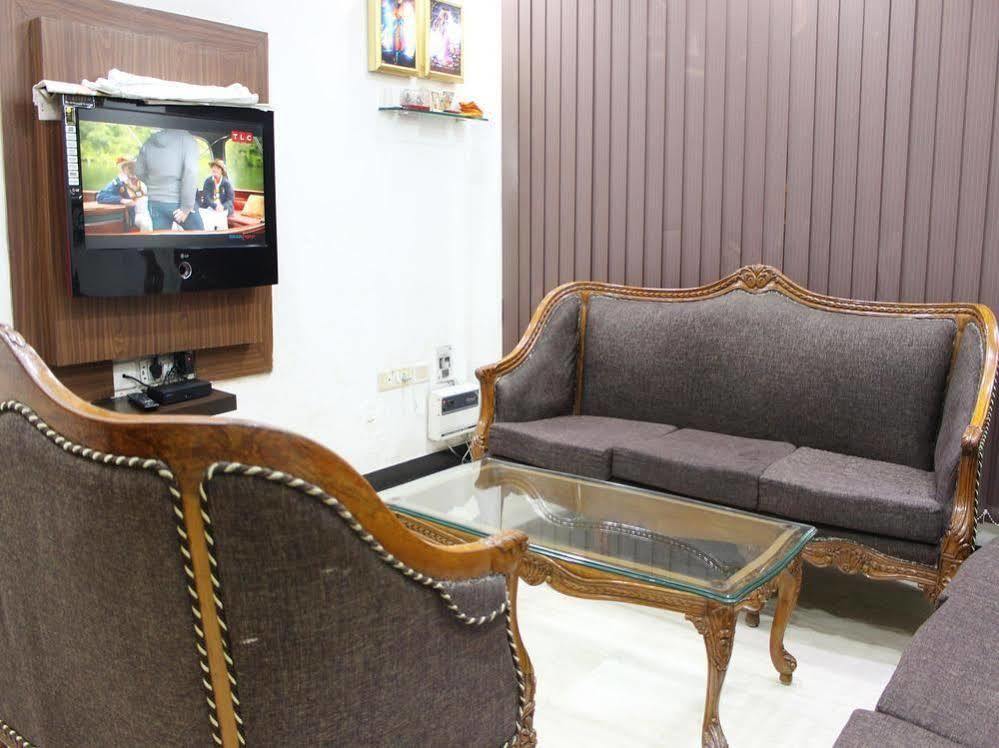 Oyo 2705 Hotel Preet Palace Нью-Дели Экстерьер фото