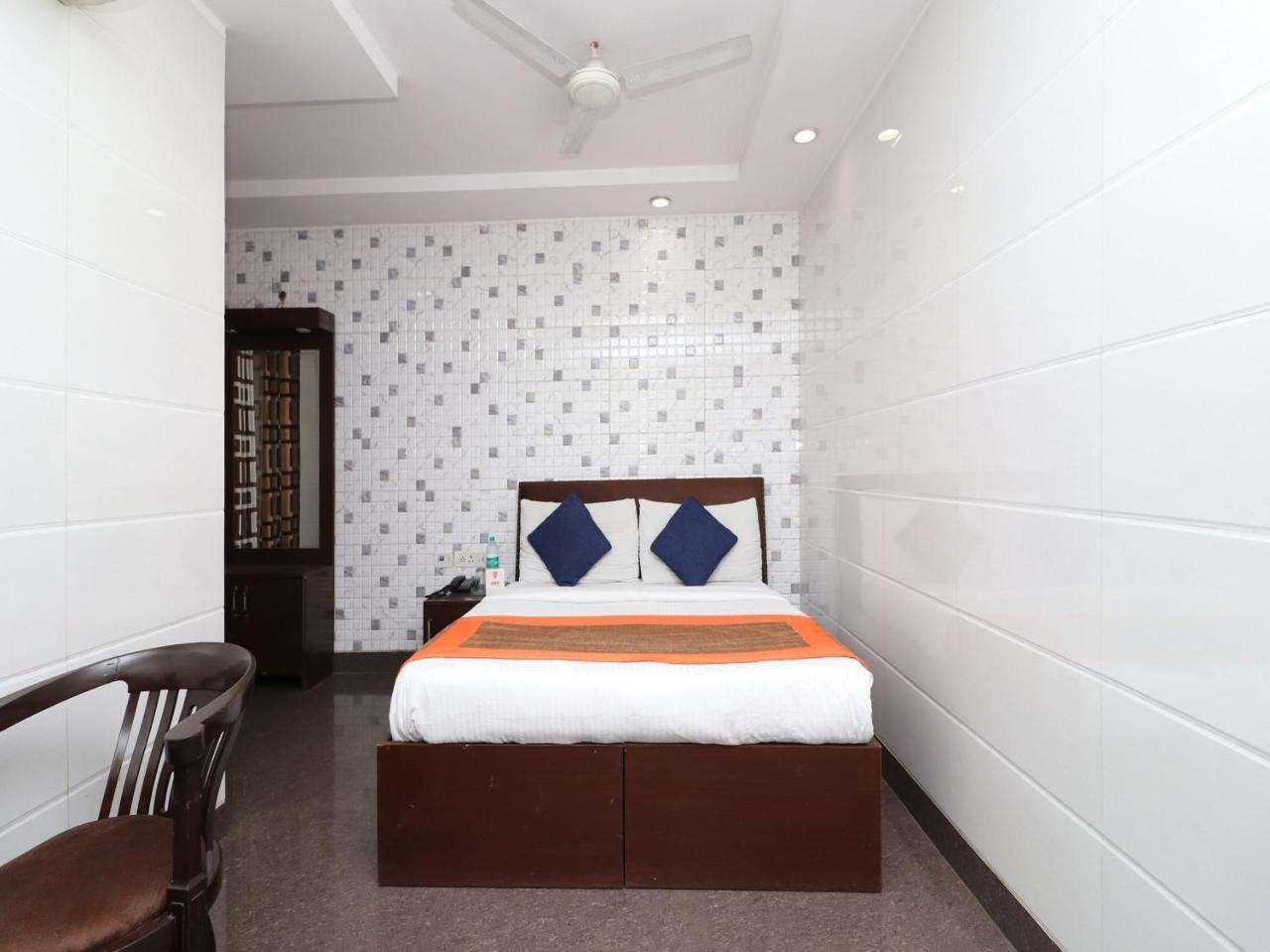 Oyo 2705 Hotel Preet Palace Нью-Дели Экстерьер фото