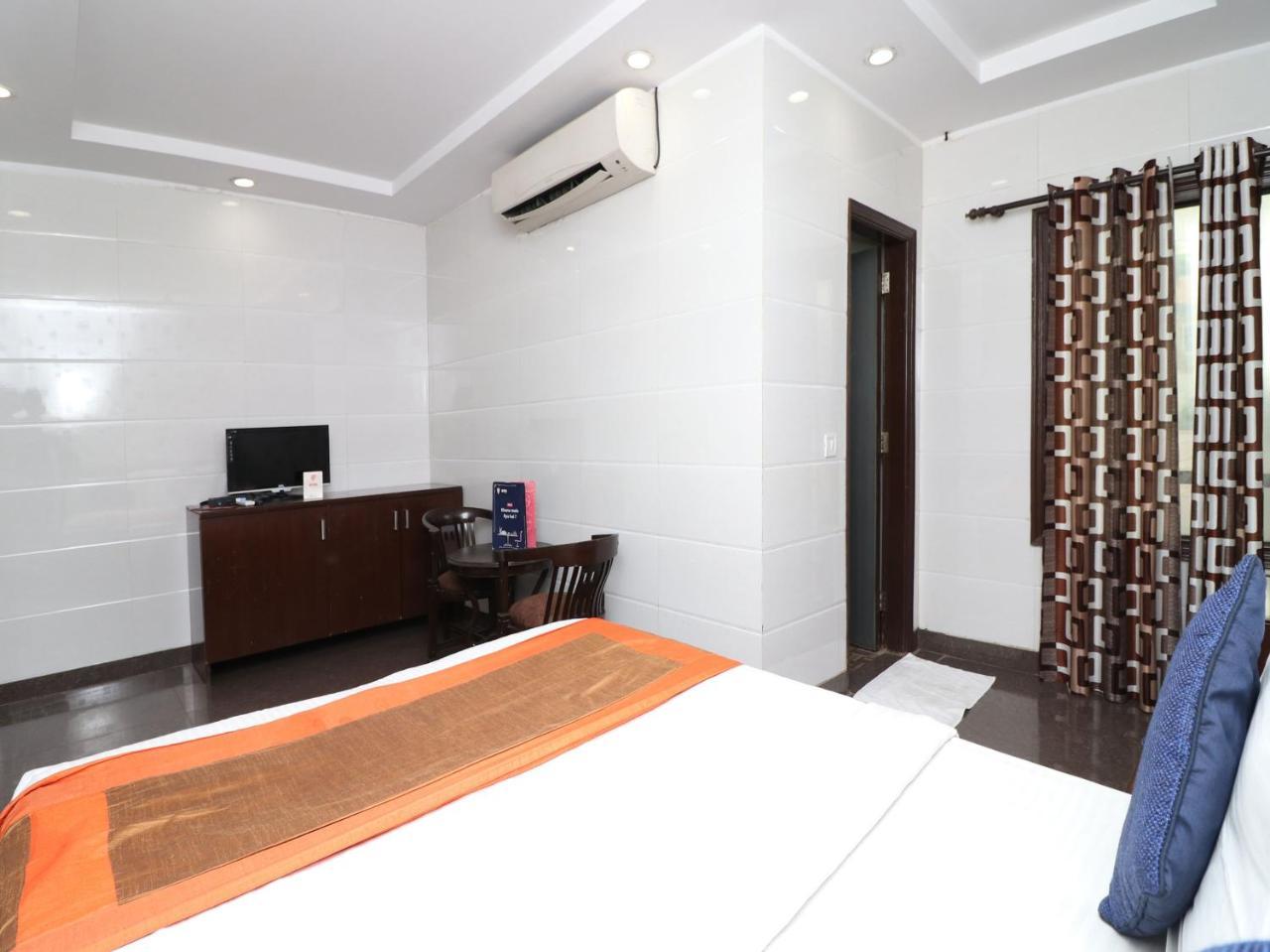 Oyo 2705 Hotel Preet Palace Нью-Дели Экстерьер фото