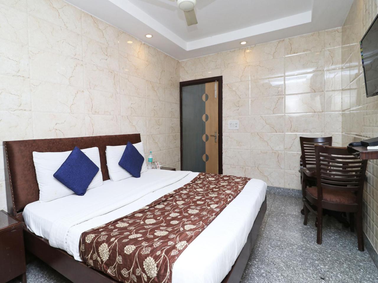 Oyo 2705 Hotel Preet Palace Нью-Дели Экстерьер фото