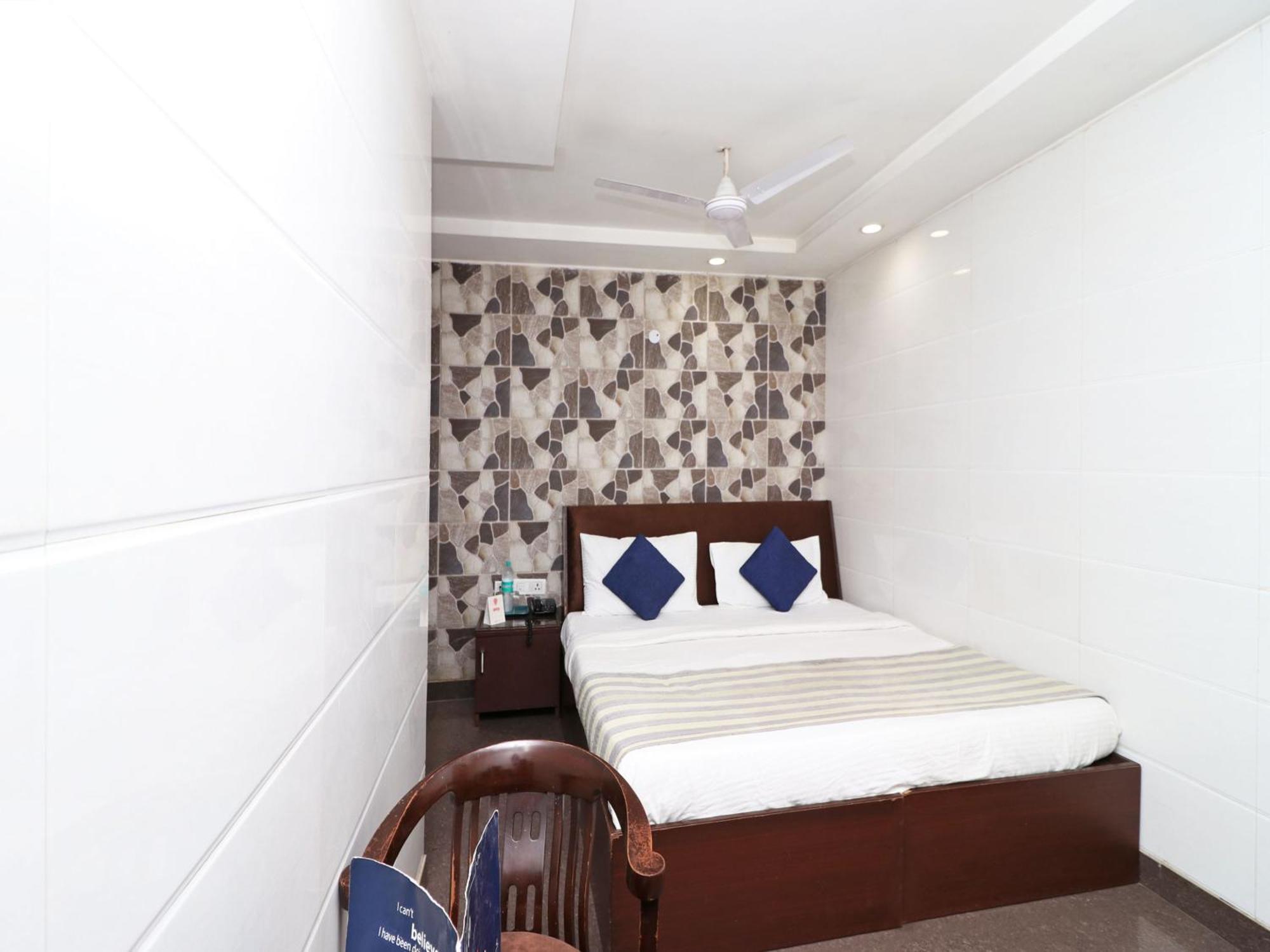 Oyo 2705 Hotel Preet Palace Нью-Дели Экстерьер фото