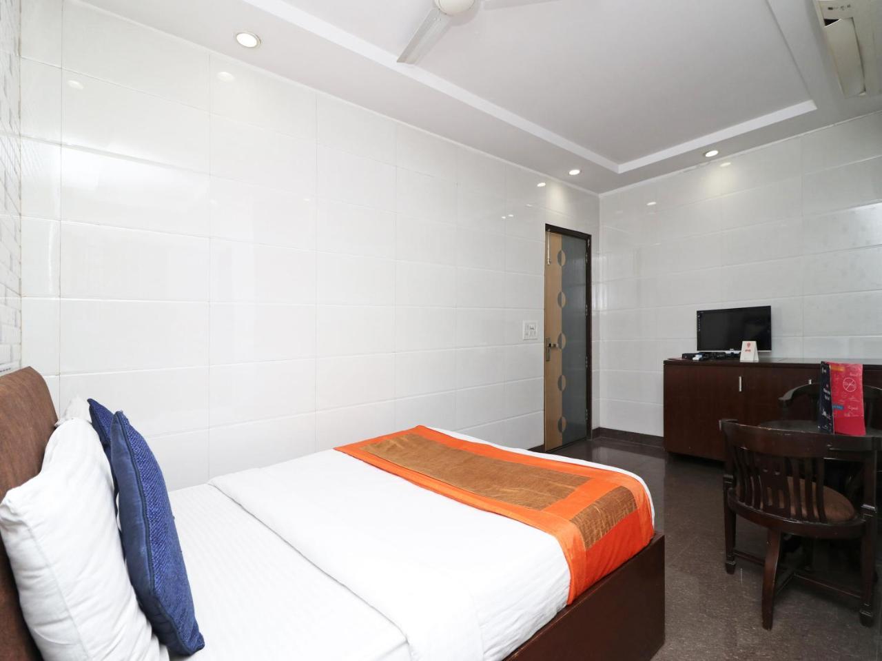 Oyo 2705 Hotel Preet Palace Нью-Дели Экстерьер фото