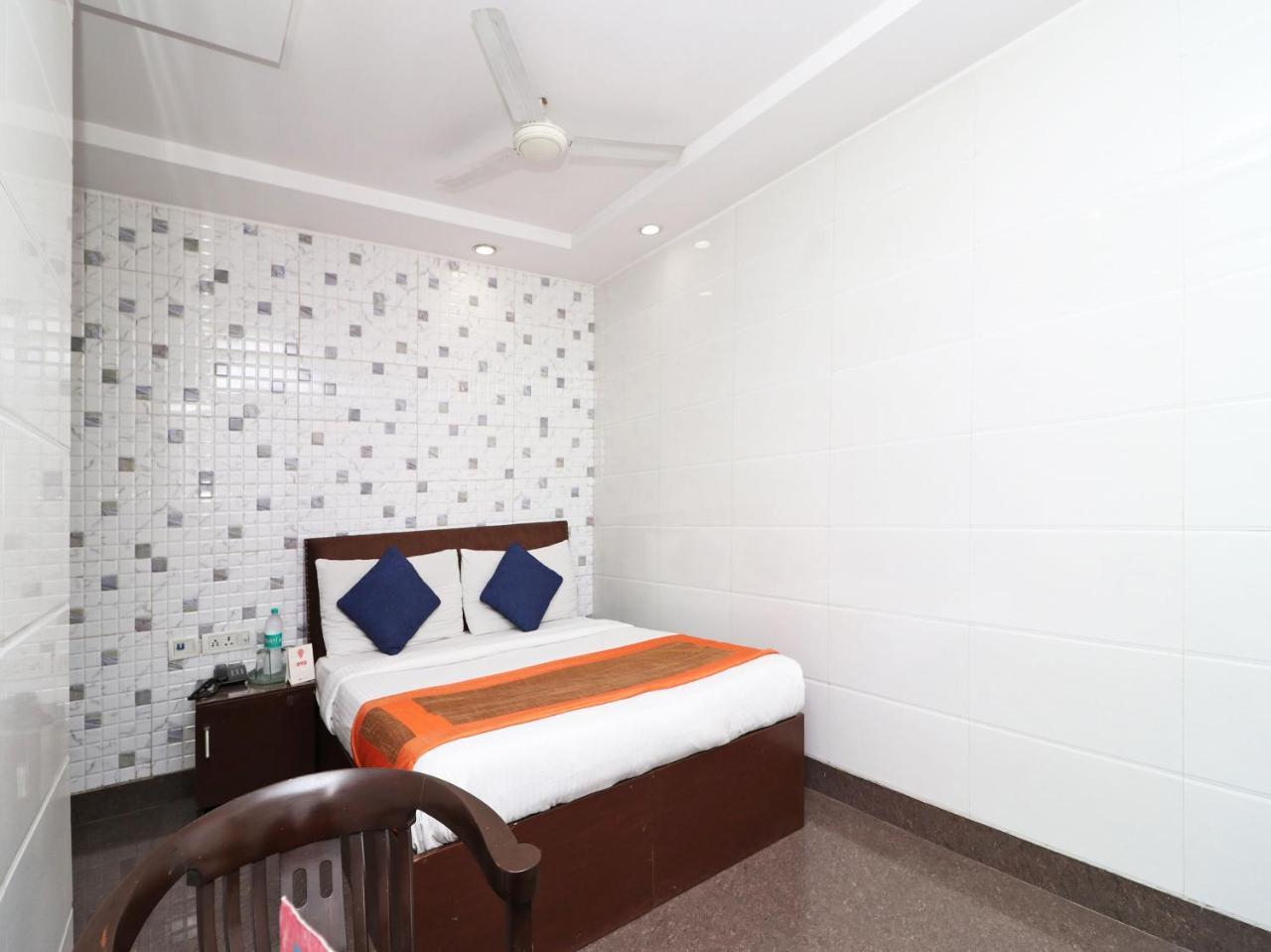 Oyo 2705 Hotel Preet Palace Нью-Дели Экстерьер фото