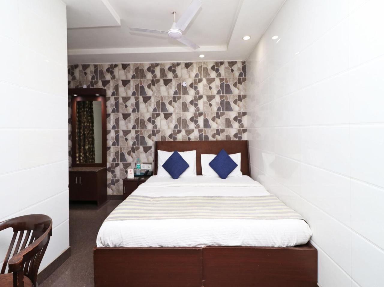 Oyo 2705 Hotel Preet Palace Нью-Дели Экстерьер фото