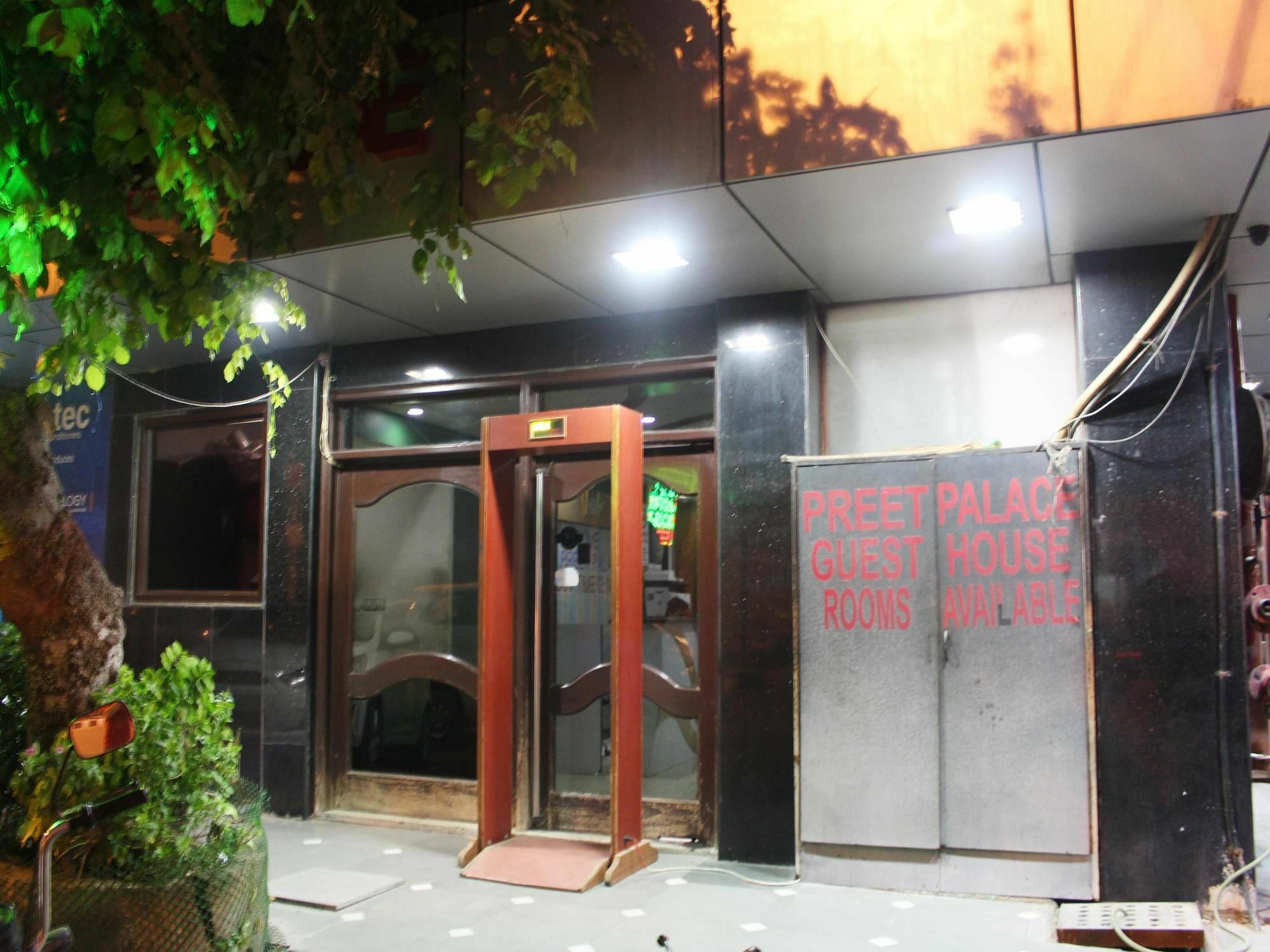 Oyo 2705 Hotel Preet Palace Нью-Дели Экстерьер фото